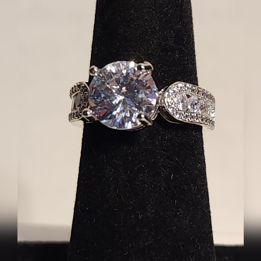 ❤️  Rount Cut side round accent stone Ring Engagement - Picture 5 of 8